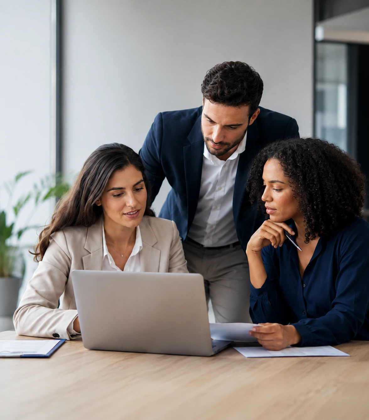 Equipe analisando talentos em um processo de recrutamento estratégico